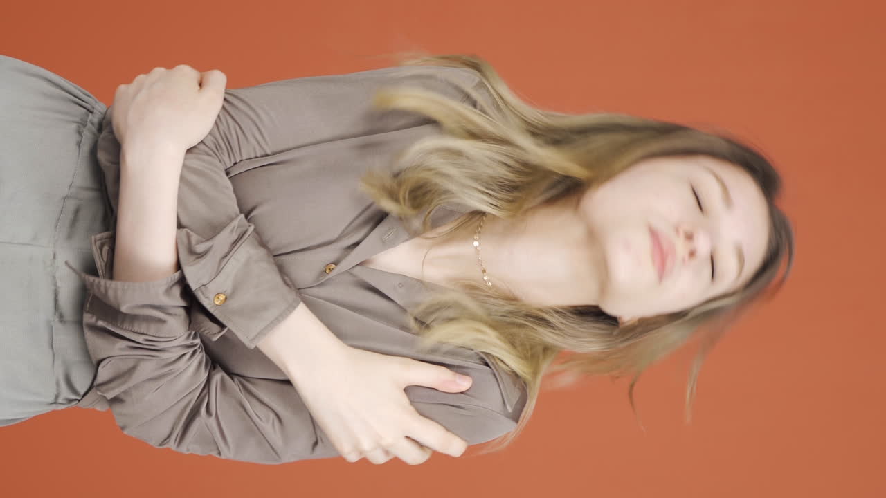 차갑고 떨리는 젊은 여성의 수직 비디오.