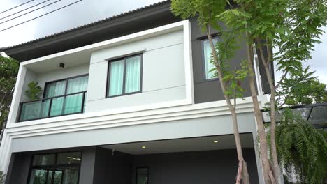 Diseño-Exterior-De-Una-Casa-Moderna-Y-Contemporánea-En-Blanco-Y-Negro.