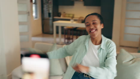 mujer influyente bailando con teléfono video selfie