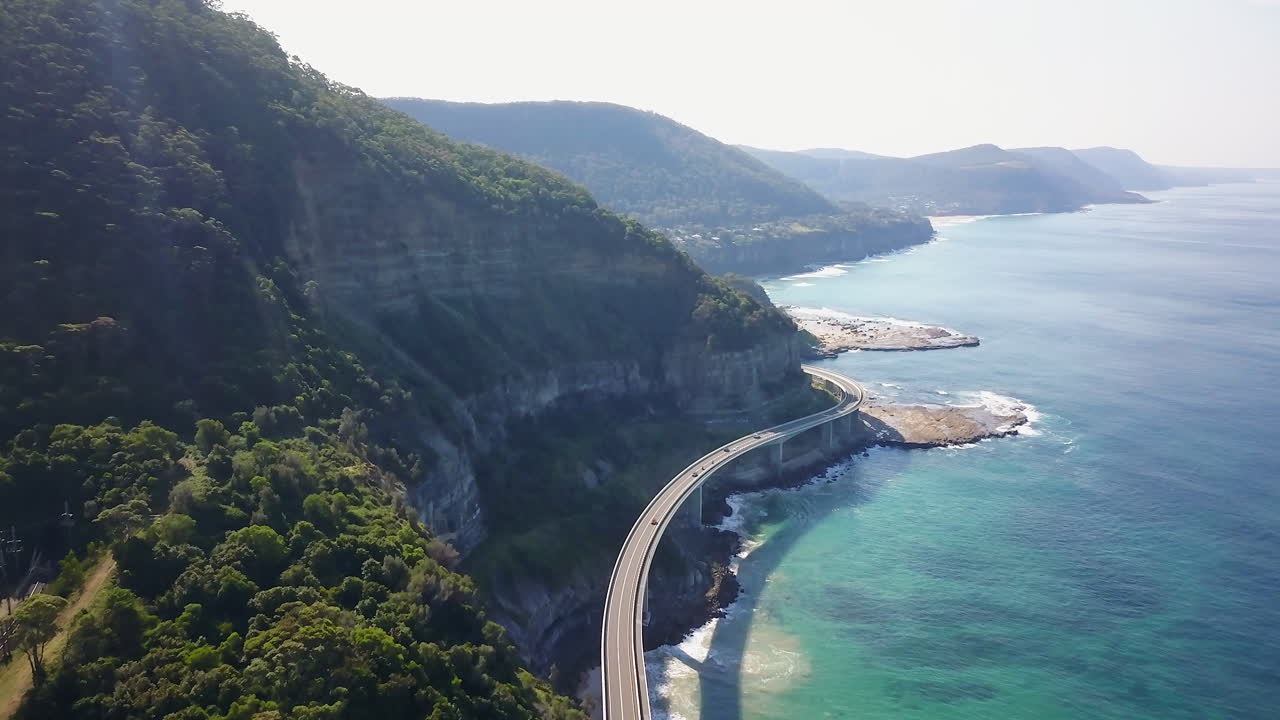 épico puente de conducción en el océano australia seacliff bridge summer forward drone impresionante día de verano drone cinematic by taylor brant film