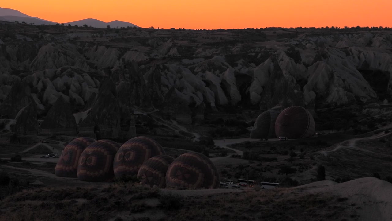 Globos aerostáticos preparándose para el vuelo en Capadocia al amanecer