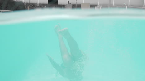 al niño le encanta el agua y practicar el buceo en la piscina
