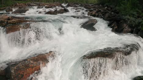 Fluss-Luonosjahka-über-Dem-Polarkreis,-Norwegen