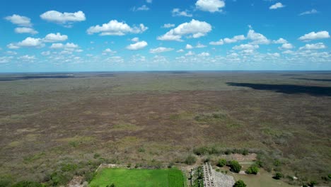 Toma-Aérea-De-La-Selva-Maya-Y-Las-Ruinas-En-Yucatán-México