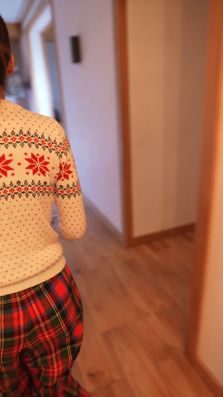 mujer preparándose para navidad en una acogedora sala de estar