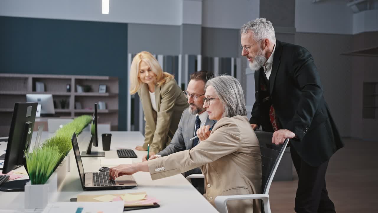 концепция мозгового штурма. группа пожилых коллег обсуждает план проекта, разговаривает вместе в офисе, отслеживает выстрел