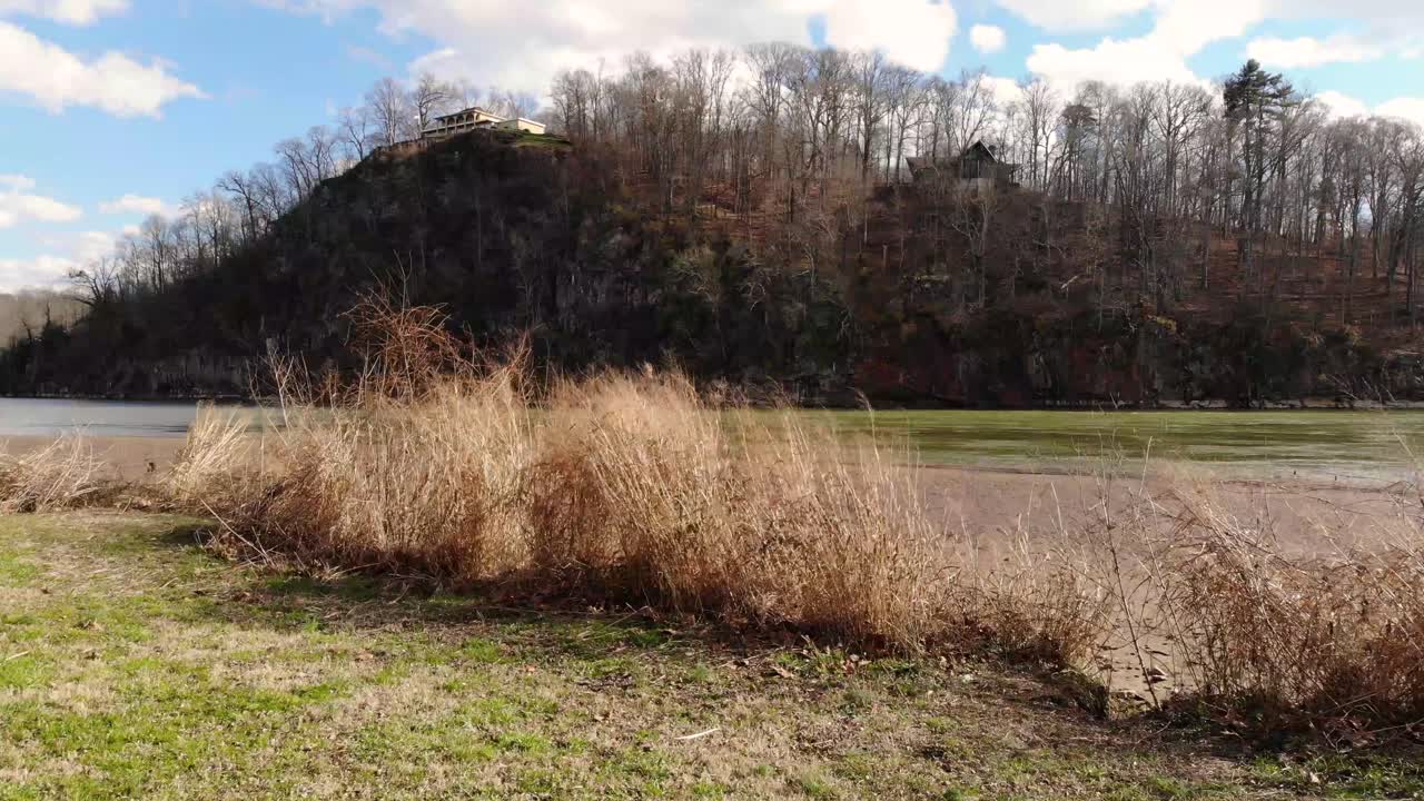 공원에서 벤치를 넘어가는 동안 부싱을 향해 움직이는 샷