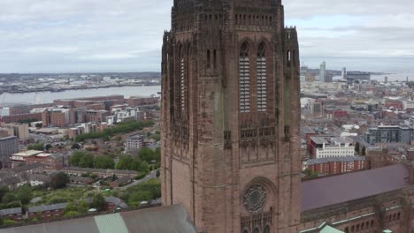 tiro de drone orbitando a catedral de liverpool 07