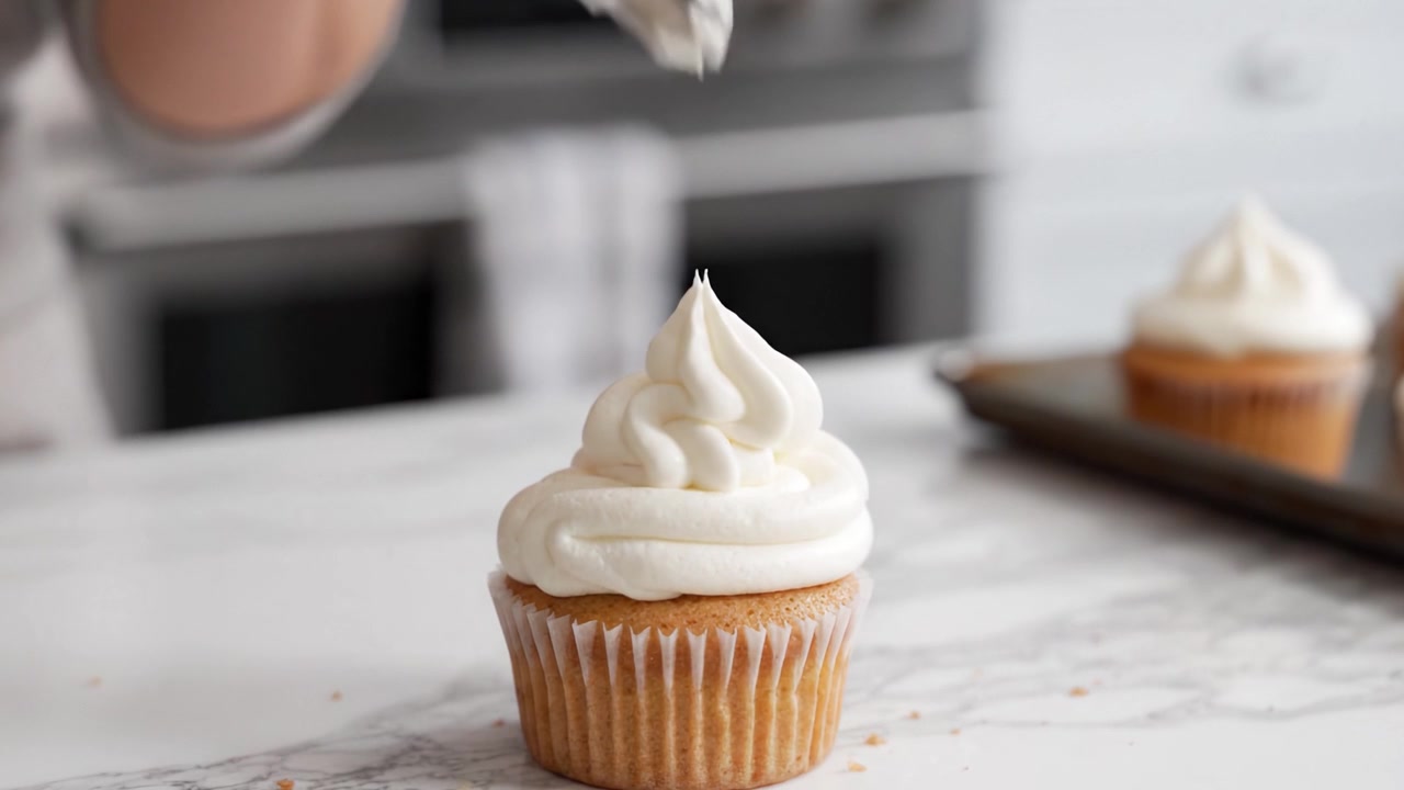 Cupcake Deliziosamente Decorati: Una Guida Passo-Passo per Dolcetti Perfettamente Glassati con Glassa Liscia e Vellutata in Soli Due Semplici Fotogrammi