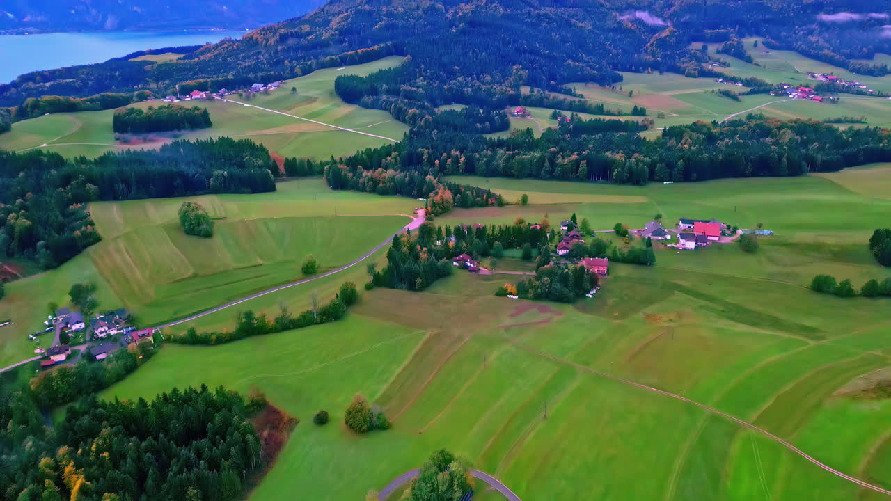 el dron se deslizó con gracia sobre un pintoresco pueblo, envolviendo la atmósfera mientras proporcionaba una vista hipnotizante de nuestra hermosa tierra