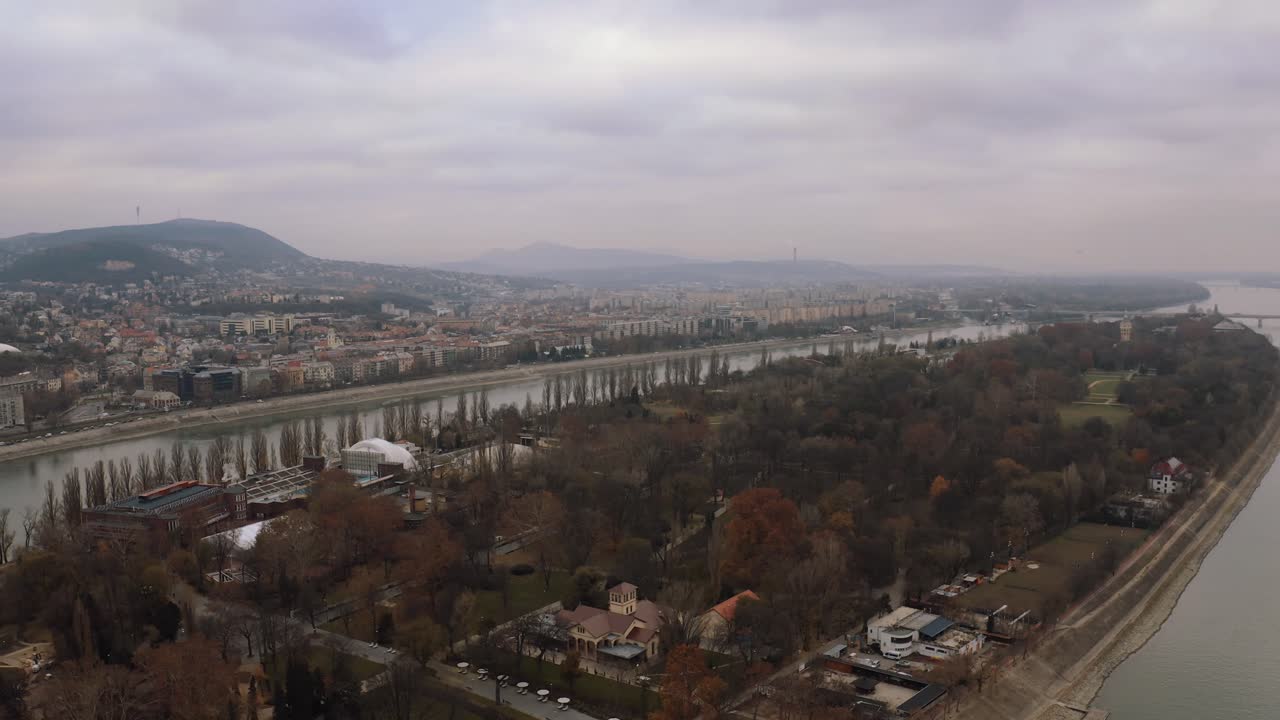 vista aérea de la isla margaret en medio del río danubio en budapest, hungría durante el otoño - drone panorámico