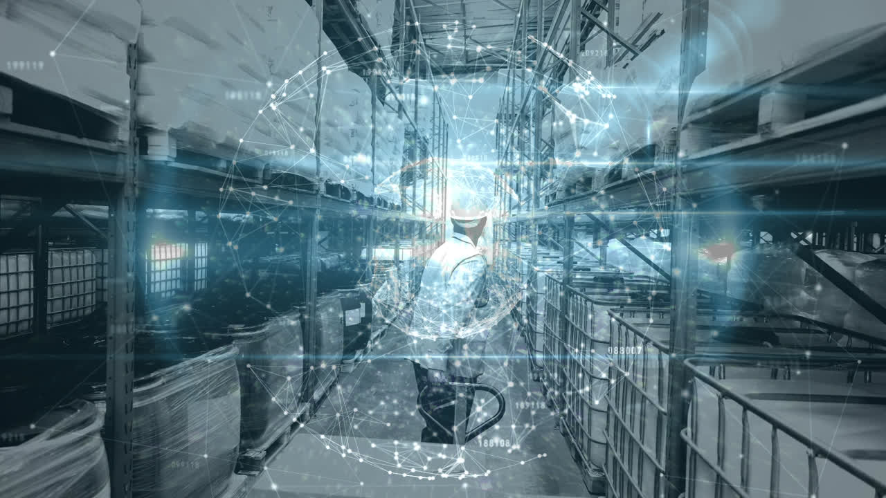 배달 상자를 운반하기 위해 포크 리프트를 사용하는 노동자에 대항하여 회전하는 연결 네트워크의 지구