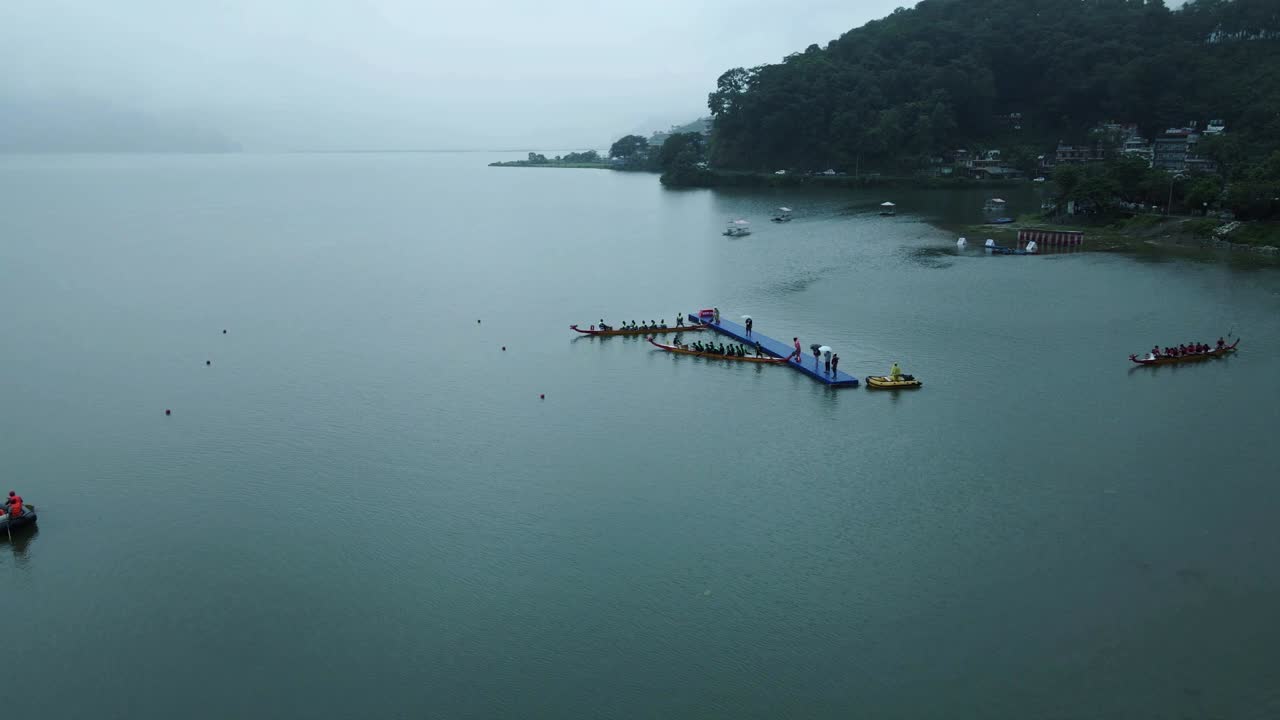 vista aérea del lago phewa durante la temporada de verano en pokhara, nepal