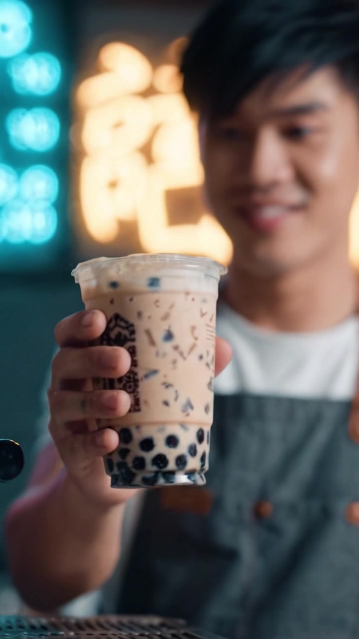 Barista Meracik Bubble Tea Lezat, Menampilkan Persiapan dan Penyajian Minuman Populer yang Terampil dengan Fokus pada Warna dan Tekstur yang Kaya