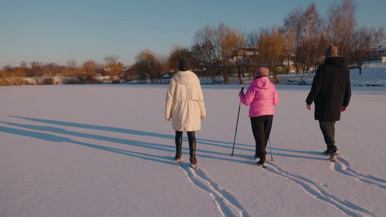 북유럽 사람들은 겨울에 얼어붙은 호수에서 고 있습니다.