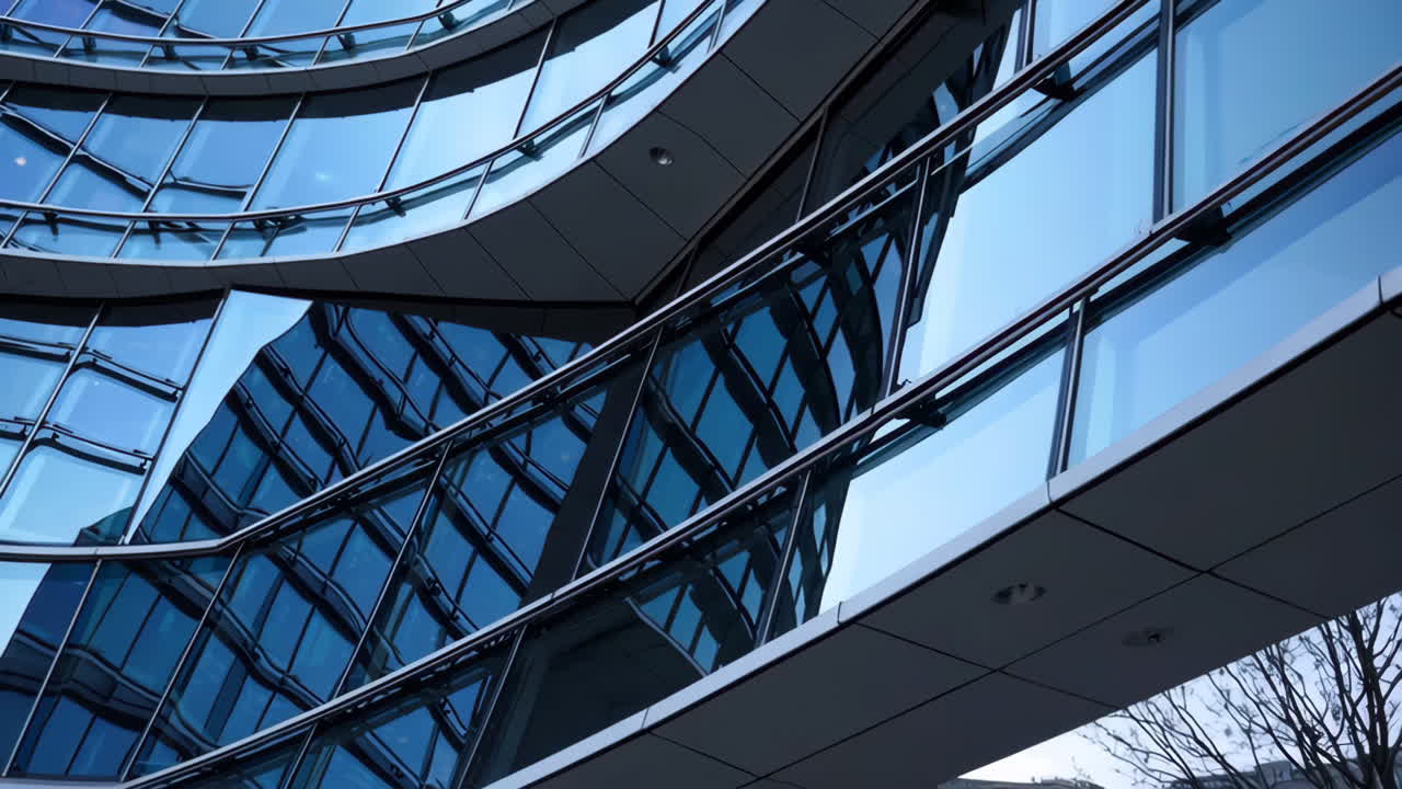 современный изогнутый стеклянный фасад здания