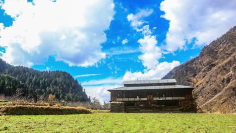 Un-Hermoso-Timelapse-Invernal-De-Montañas-Y-Nubes-De-Tosh,-India