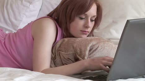 girl on bed with laptop