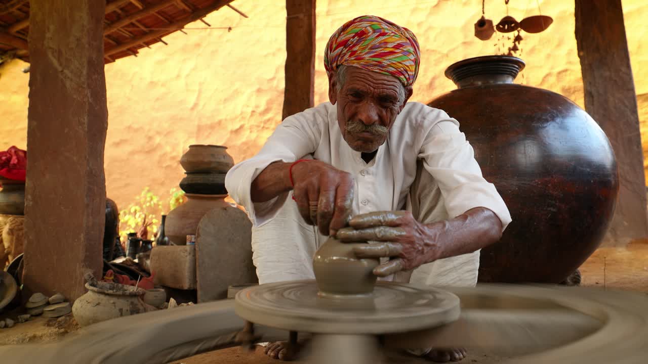 Pottemaker på jobb lager keramiske retter. India, Rajasthan.