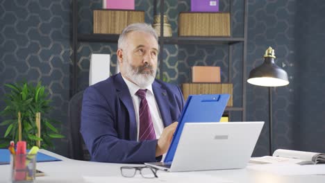 el planificador de negocios toma notas.