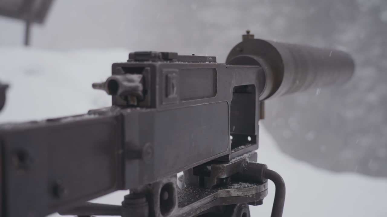 ametralladora vintage armado apuntando en el fondo de la nieve ww1