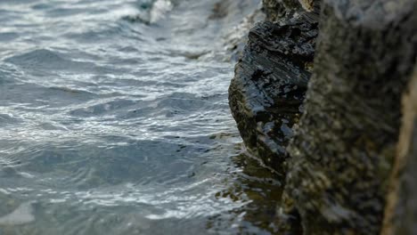 夏天海浪的慢慢移動在<unk>岩上