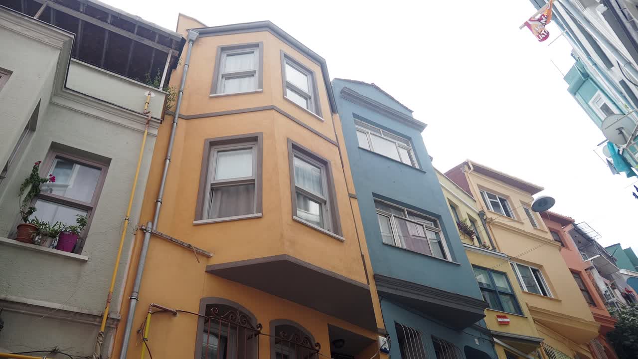 도시 거리의 다채로운 집들