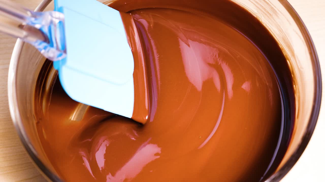 chocolate derretido suave con espátula azul