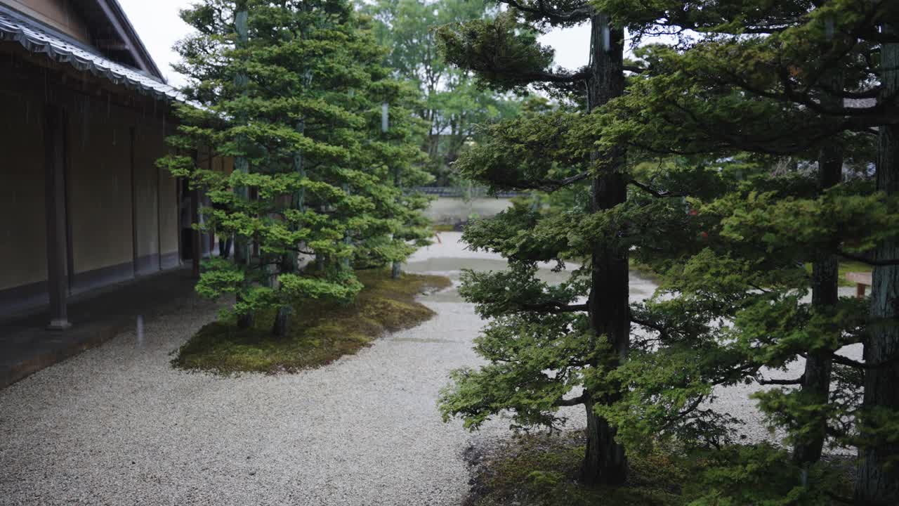 jardín de piedra tradicional japonés bajo la lluvia