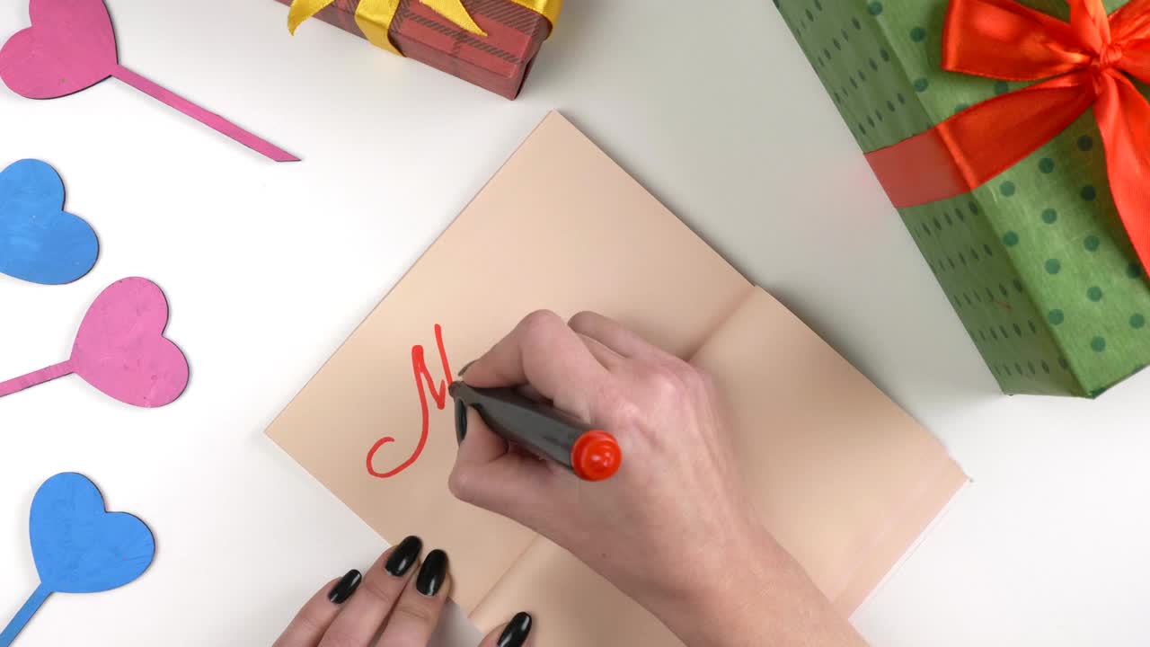día de san valentín, ilustración, la mano de la mujer escribe en un cuaderno marrón oscuro, te echo de menos 60 fps