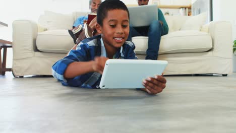 Niño-Usando-Tableta-Digital-En-La-Sala-De-Estar
