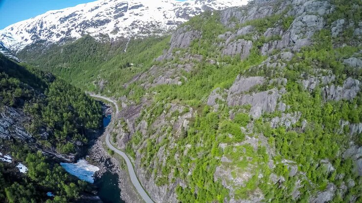 Ripresa aerea di una strada in Norvegia. Splendida natura norvegese