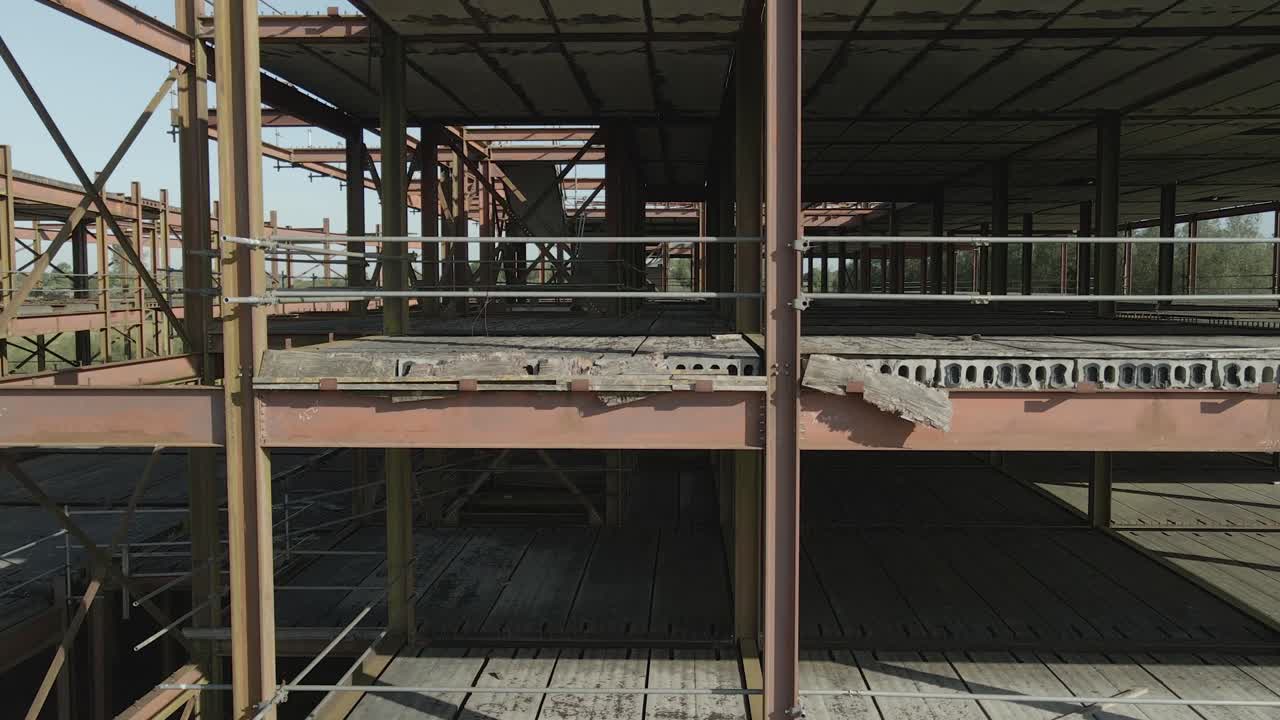 아일랜드  ⁇ 모어 에 있는 웰우드 헬스 파크 에 있는 반 지어진 병원 의 강철 프레임 구조