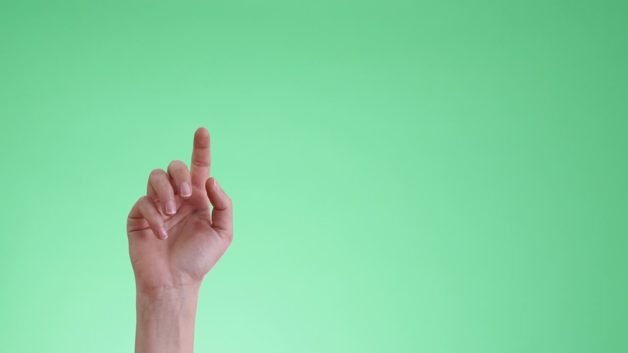 터치 스크린 스마트 폰을 사용하는 여성