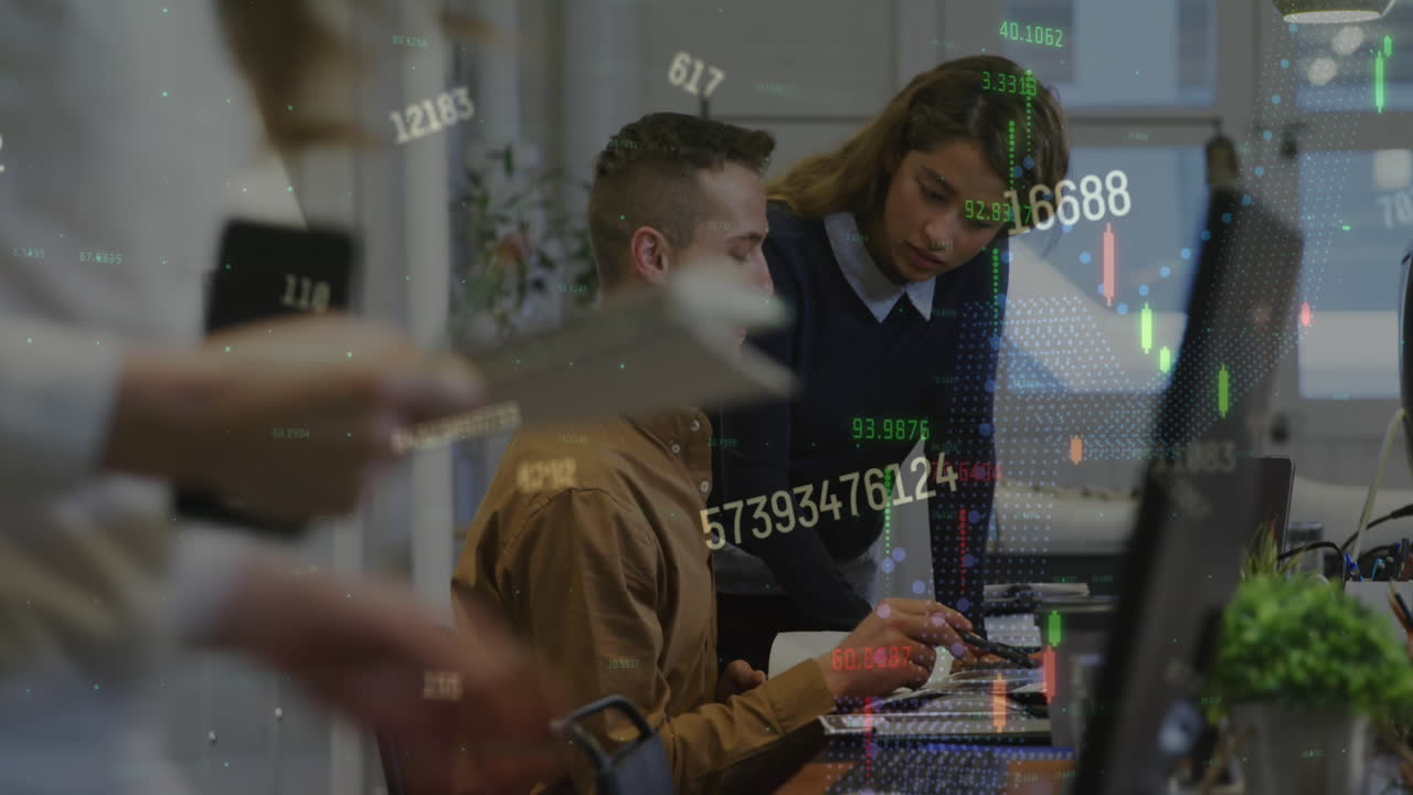 анимация статистики и обработки данных над различными деловыми людьми, работающими в офисе