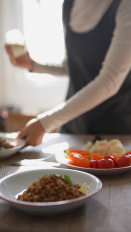 mujer preparando una comida de trigo sarraceno con verduras