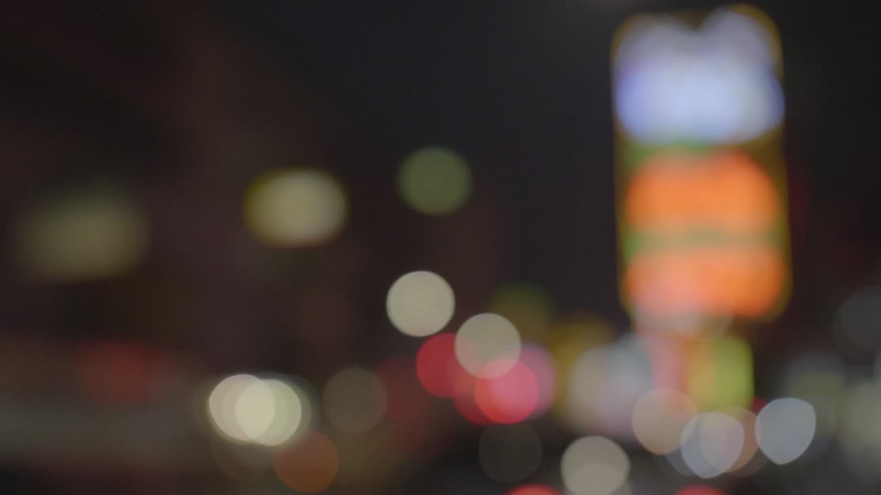 bangkok, tailandia - 6 de enero de 2019: la gente cruza la carretera con la luz borrada fuera de enfoque en la calle china town, un lugar famoso en tailandia.