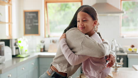 casa, mamá y niña en un abrazo con amor