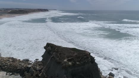 gran roca en el mar azul en un día soleado