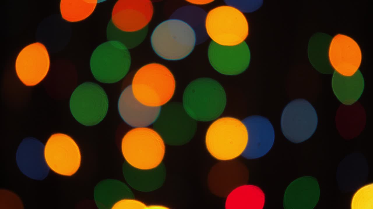검은색에 박이는 흐릿한 크리스마스 트리 빛의 보케
