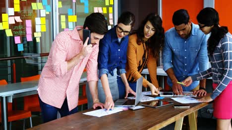 equipo de diseñadores gráficos discutiendo en una reunión