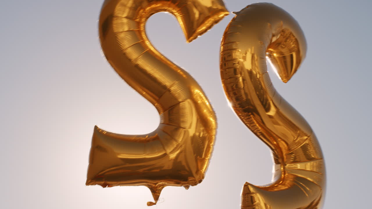 fiesta de cumpleaños globos dorados flotando en el techo soleado al atardecer número 22