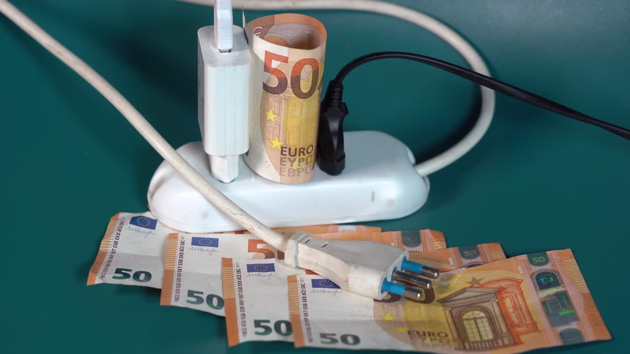 Milano 22-02-22, aumento del costo delle materie prime a causa del conflitto bellico Ucraina-Russia, dell'energia e del gas e nelle bollette domestiche, banconote in euro e contatore del consumo di elettricità per l'illuminazione domestica.