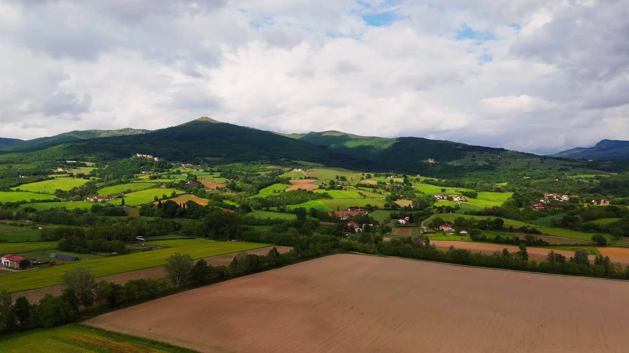 Rising aerial drone shot of scenic Tuscan landscape in Bibbiena, Tuscany, Italy (Toscana), showing hills, fields, and countryside charm