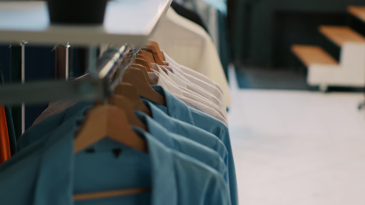 centro comercial vacío con ropa casual