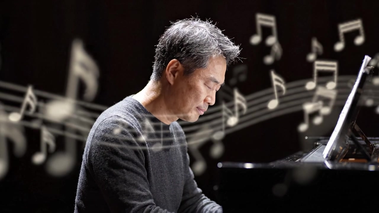 Un musicista contemplativo immerso nell'arte di suonare il pianoforte, che esprime emozione e creatività attraverso la musica in un ambiente sereno e concentrato.