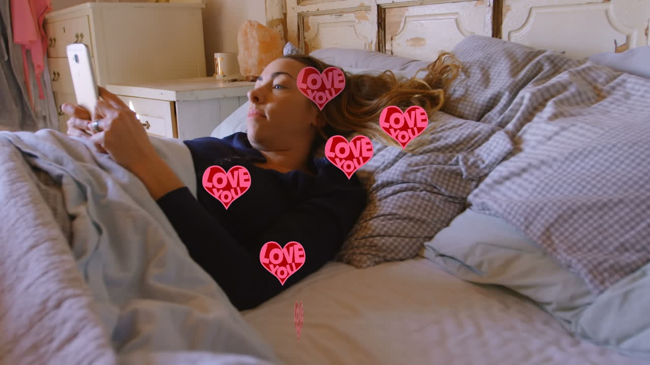 animación de iconos de corazón sobre una mujer caucásica usando un teléfono inteligente