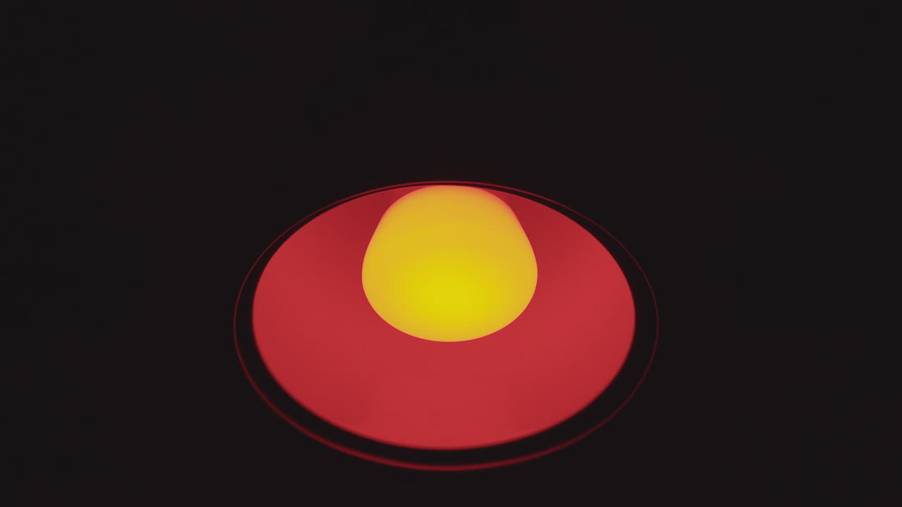 흰색에서 빨간색, 검은색 배경으로 색상을 변경하는 스마트 led 전구 - 정적 샷