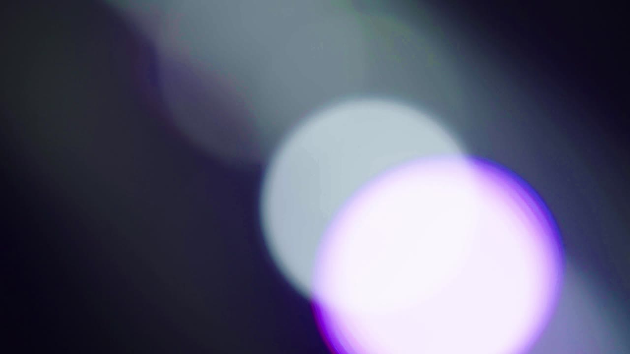 las luces en el escenario están encendidas