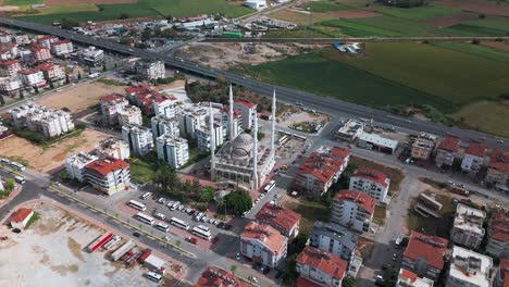 Famoso-Lugar-De-Culto-De-La-Mezquita-Manavgat-En-Turquía,-Aéreo